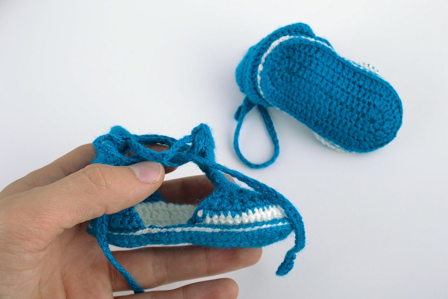 Вязаные пинетки сандалики для мальчика синие на завязках маленькие ручной работы фото 2