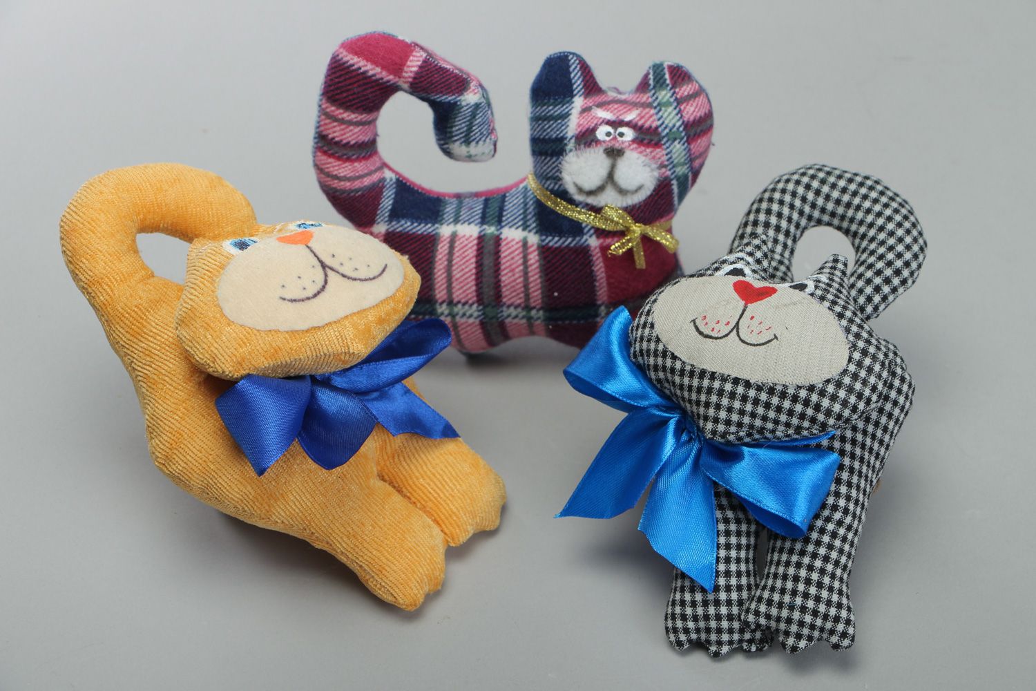 Set de juguetes artesanales de tela gatos de peluche set de 3 piezas foto 1