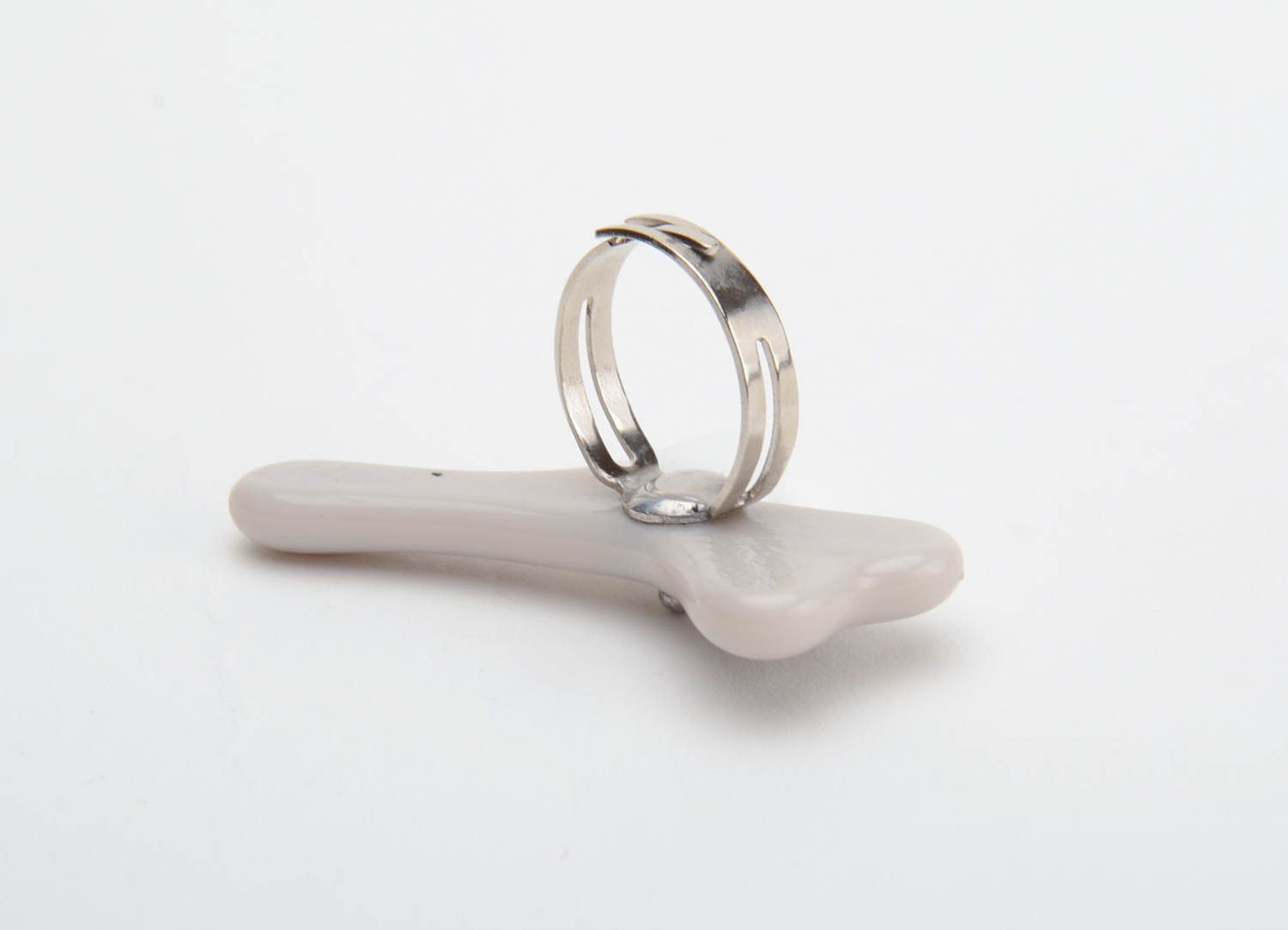 Стеклянное кольцо в технике фьюзинг ручной работы в виде белой веточки фото 3
