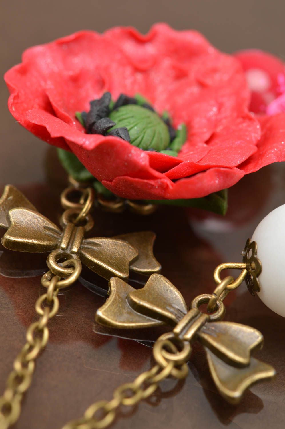 Künstlerische Halskette aus Polymerton rot mit weiß handgeschaffene Mohnblumen foto 4