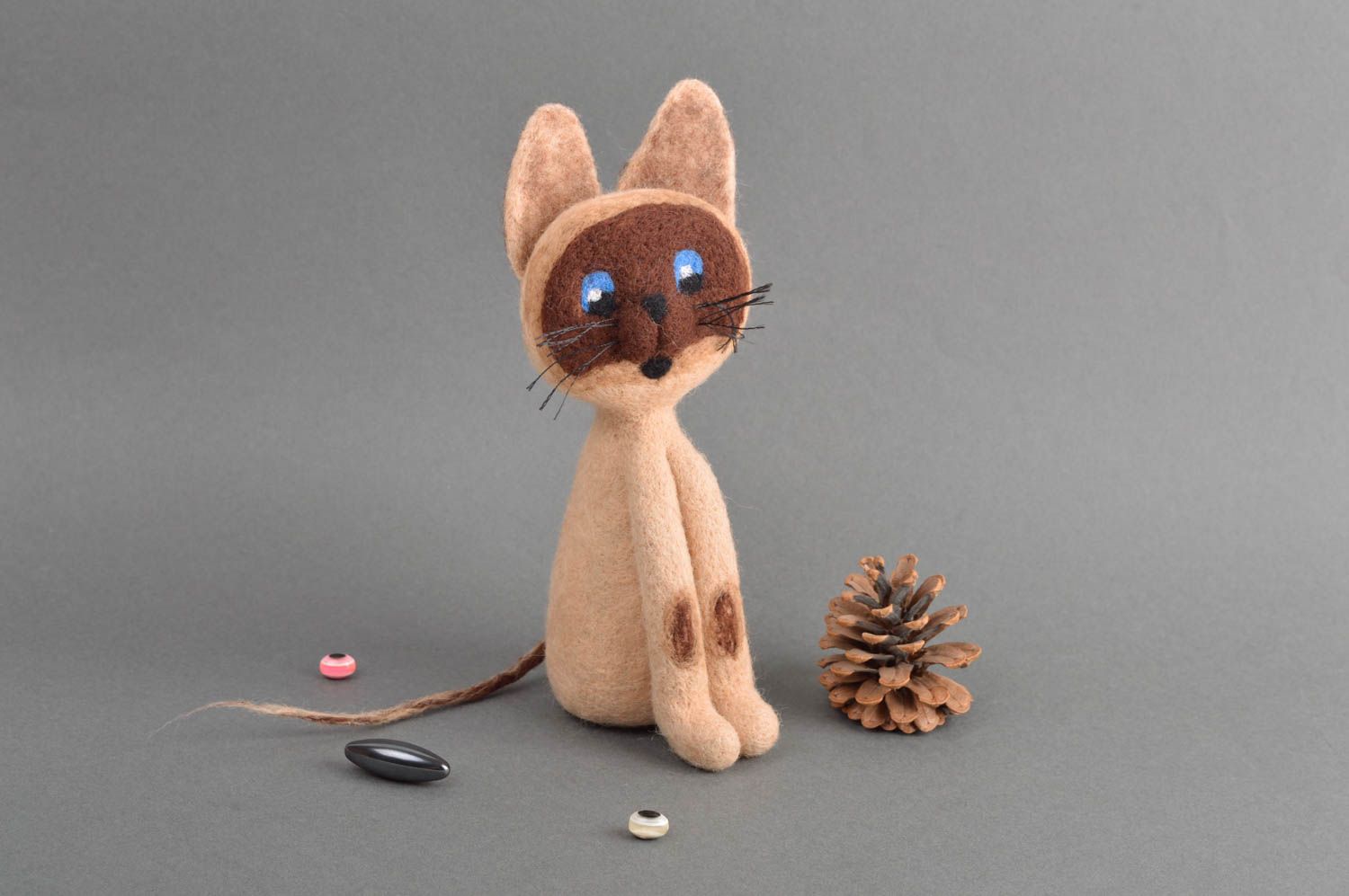 Gefilzte Figur handgefertigt Katze Spielzeug originelles Geschenk in Braun foto 1
