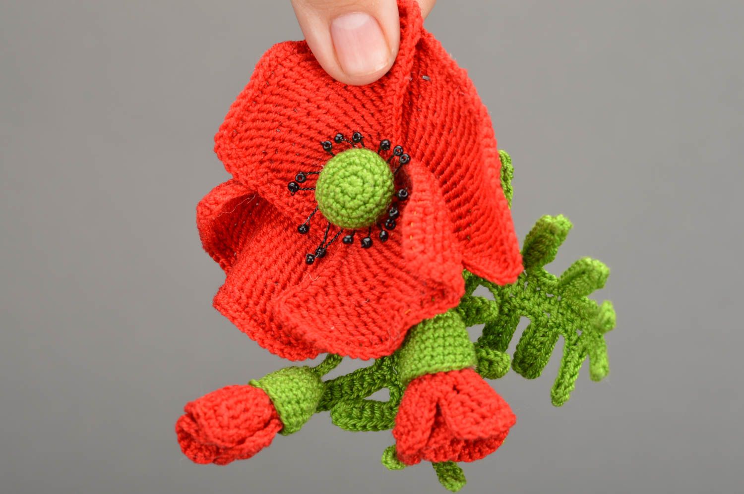 Broche barrette faite main tricotée en fils de coton en forme de pavot rouge photo 3