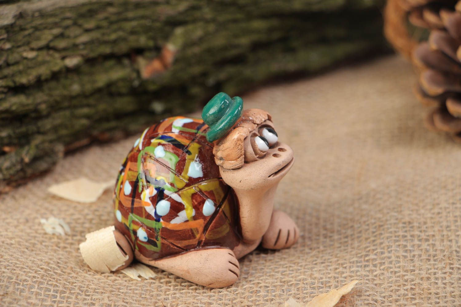 Figura de cerámica artesanal pintada con forma de tortuga pequeña foto 1