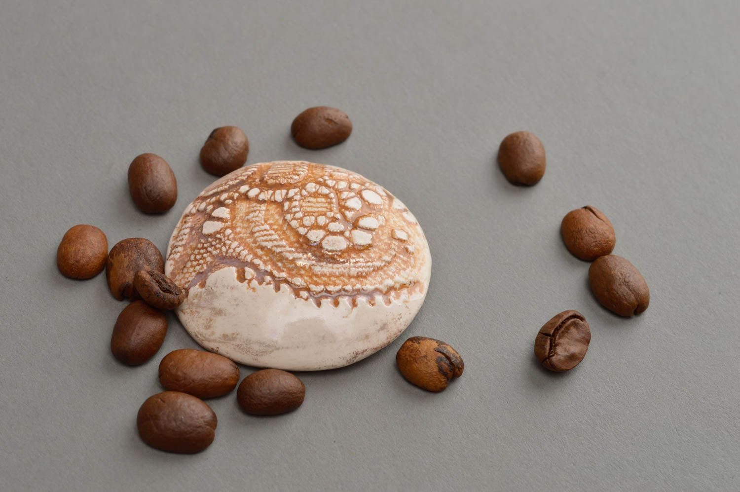 Grosse broche ronde en argile naturelle beige peinte de glaçure faite main photo 1