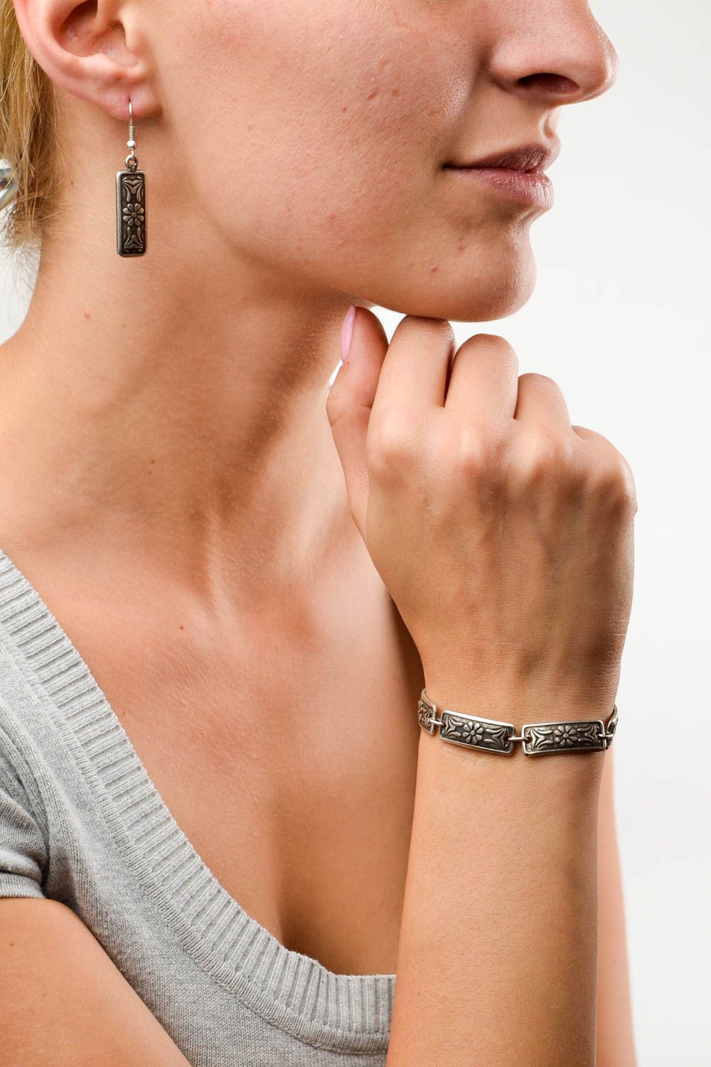 Boucles d'oreilles pendantes Bracelet fait main Bijoux fantaisie métalliques photo 2