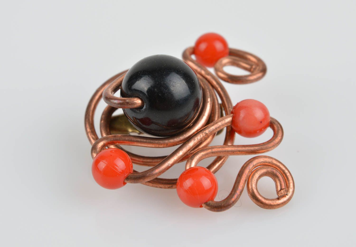 Broche cuivre Bijou fait main Accessoire femme avec perles fantaisie noir rouge photo 2