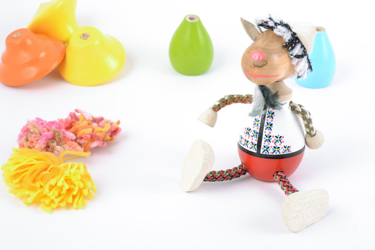 Umweltfreundliches handmade Spielzeug aus Holz in Form vom Bock für Kinder foto 1