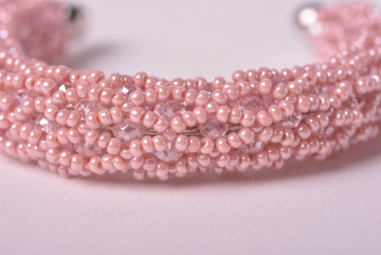 Браслет из бисера хэнд мэйд модный браслет розовый светлый украшение из бисера фото 3