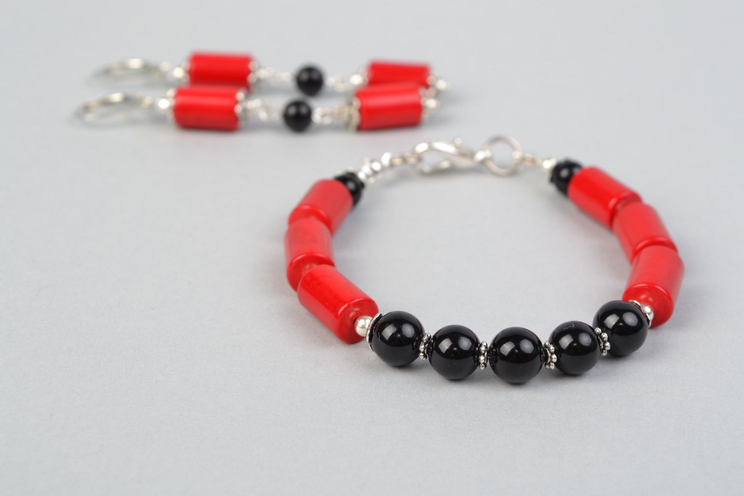 Ensemble de bracelet et boucles d'oreilles rouge et noir en pierres fait main photo 4