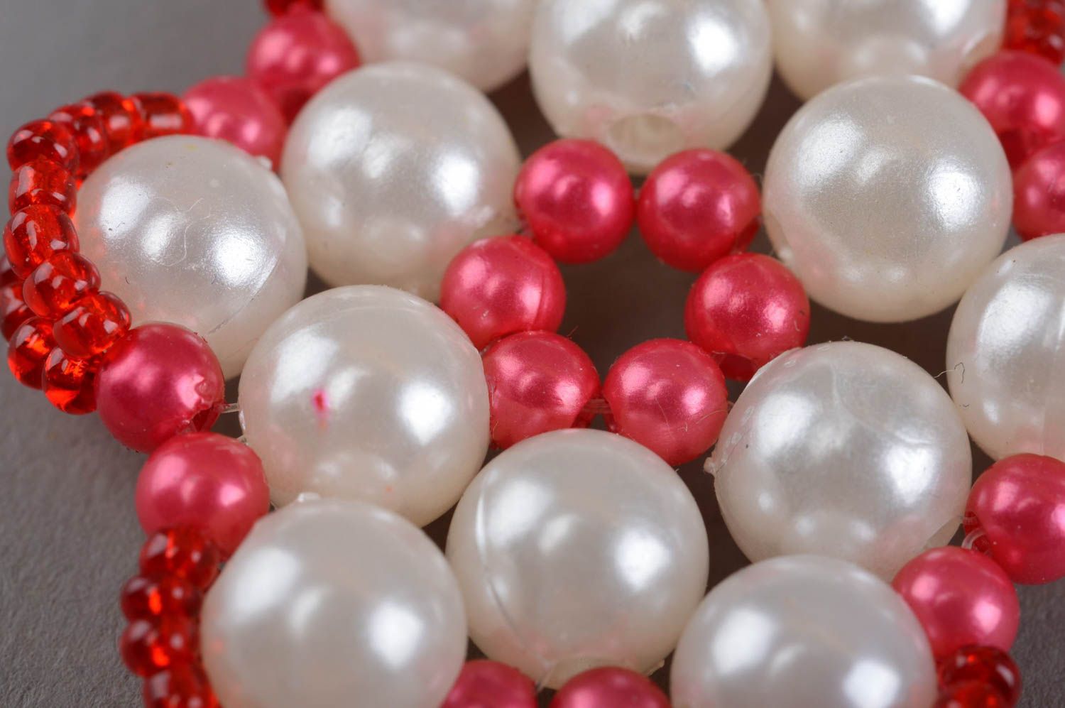 Porte-clés blanc rouge en perles de rocaille et perles fantaisie fait main Fleur photo 5