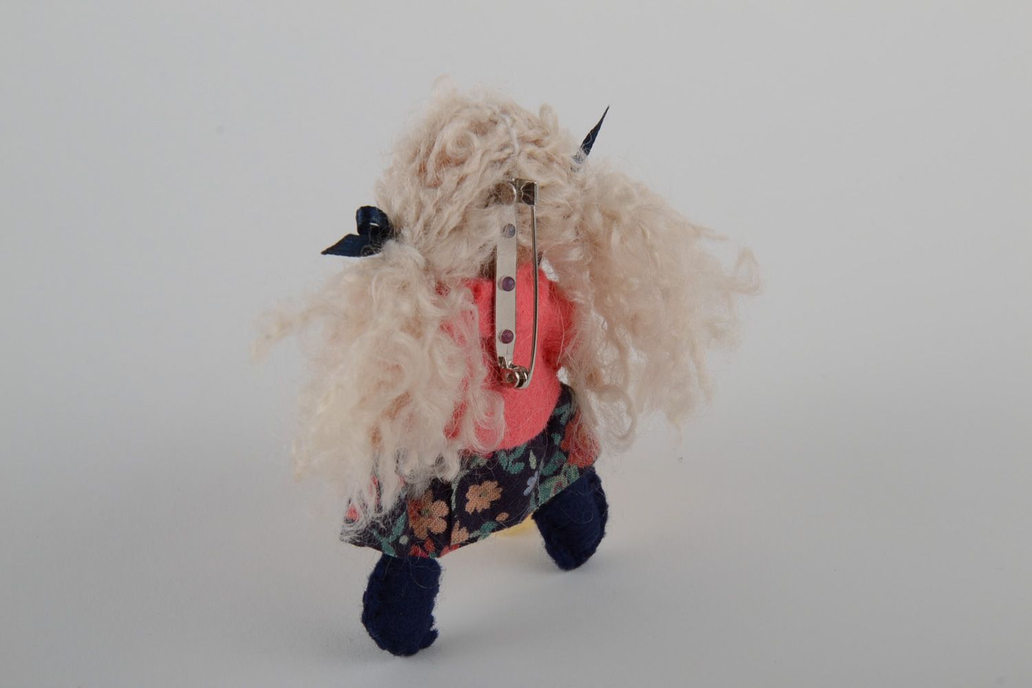Künstlerische schöne handmade Puppe aus Wolle in Trockenfilzen Technik im Kleid foto 3