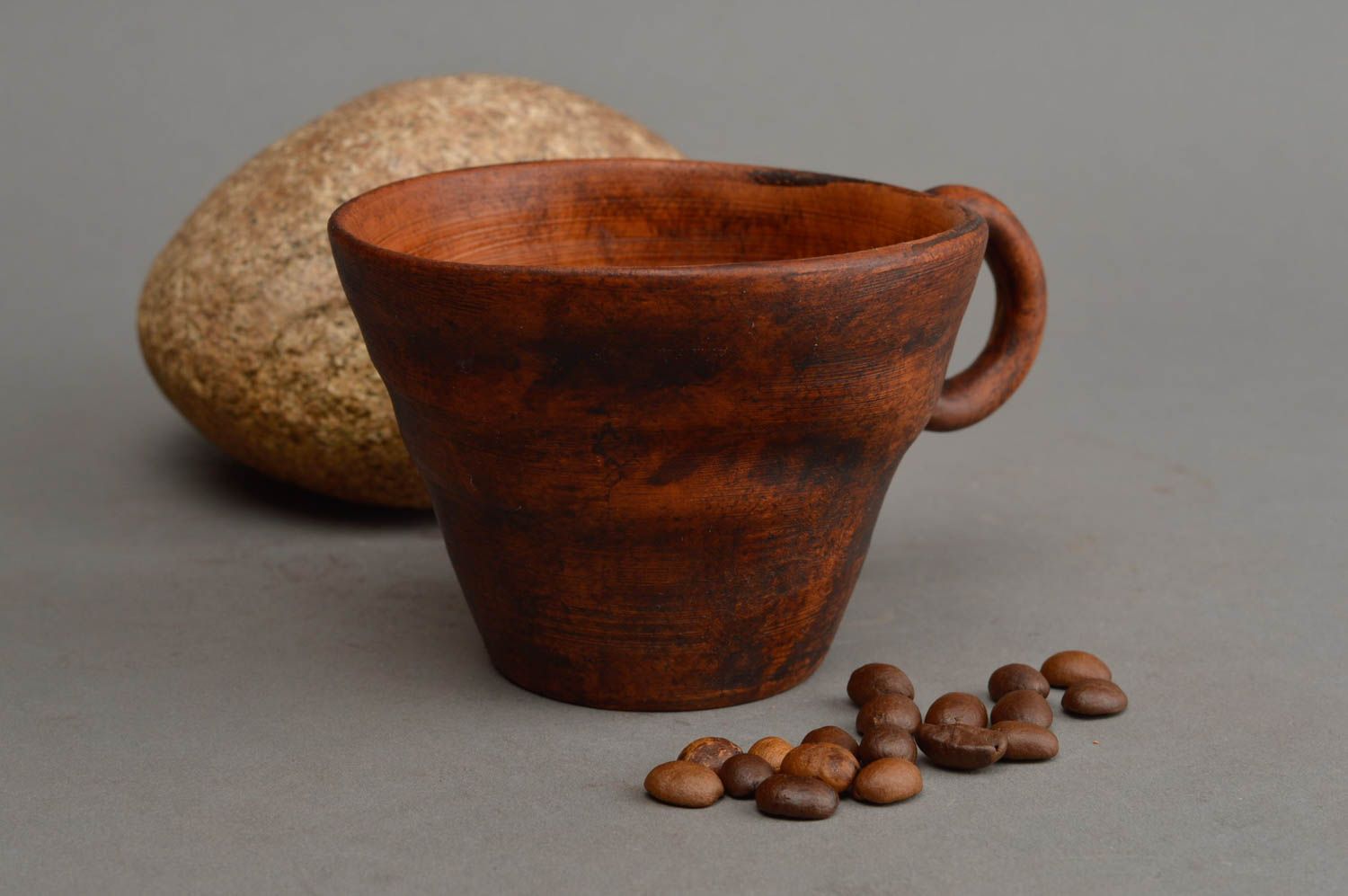 Clay drinking cup in a triangle shape with handle in brown natural color photo 1
