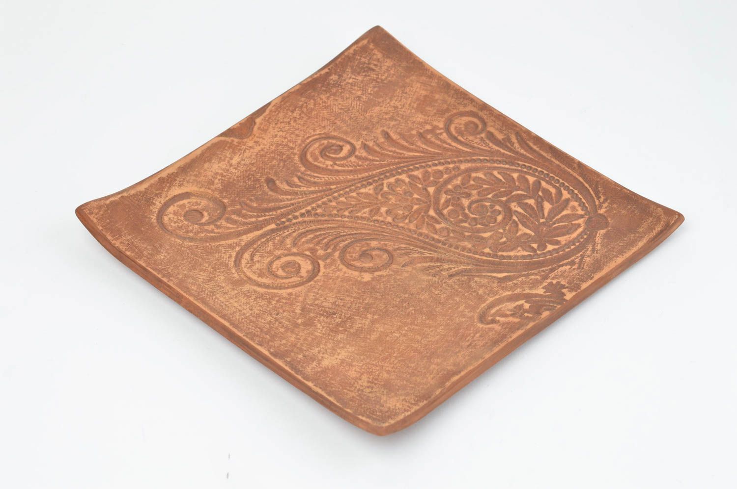 Assiette plate carrée en terre cuite marron avec motif en relief faite main photo 2