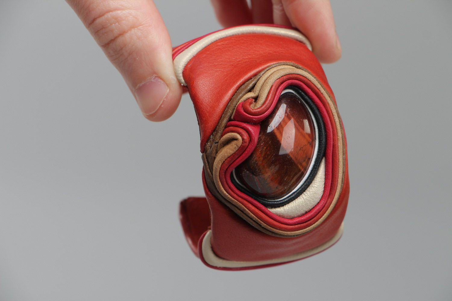 Красный кожаный браслет с бычьим глазом с регулируемым размером ручной работы фото 5