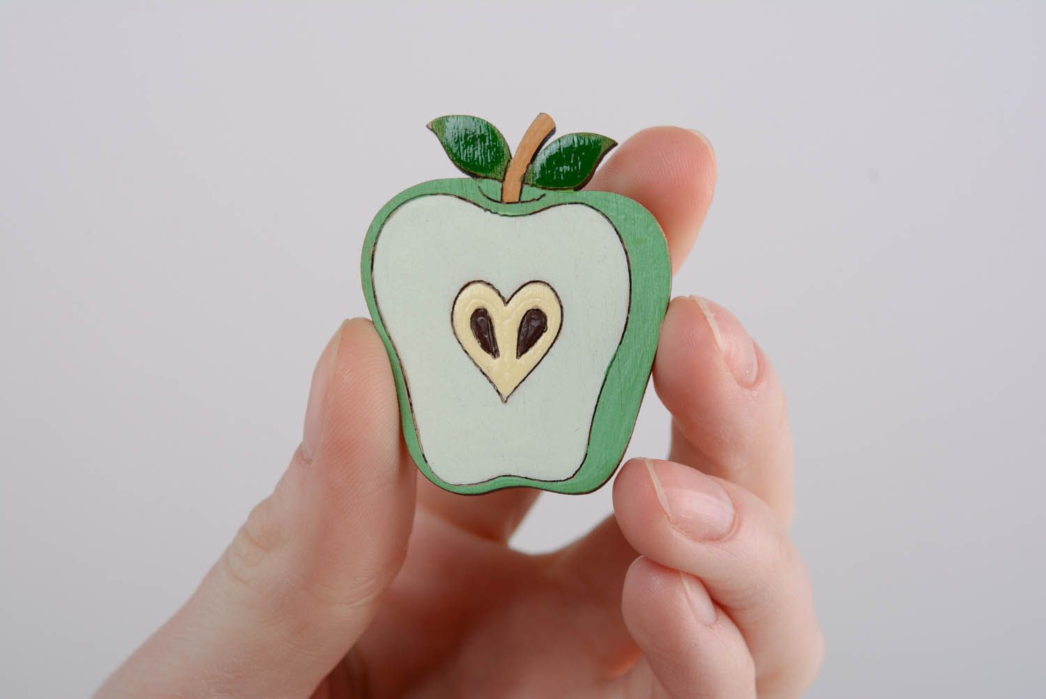 Деревянный магнит на холодильник Зеленое яблоко фото 4