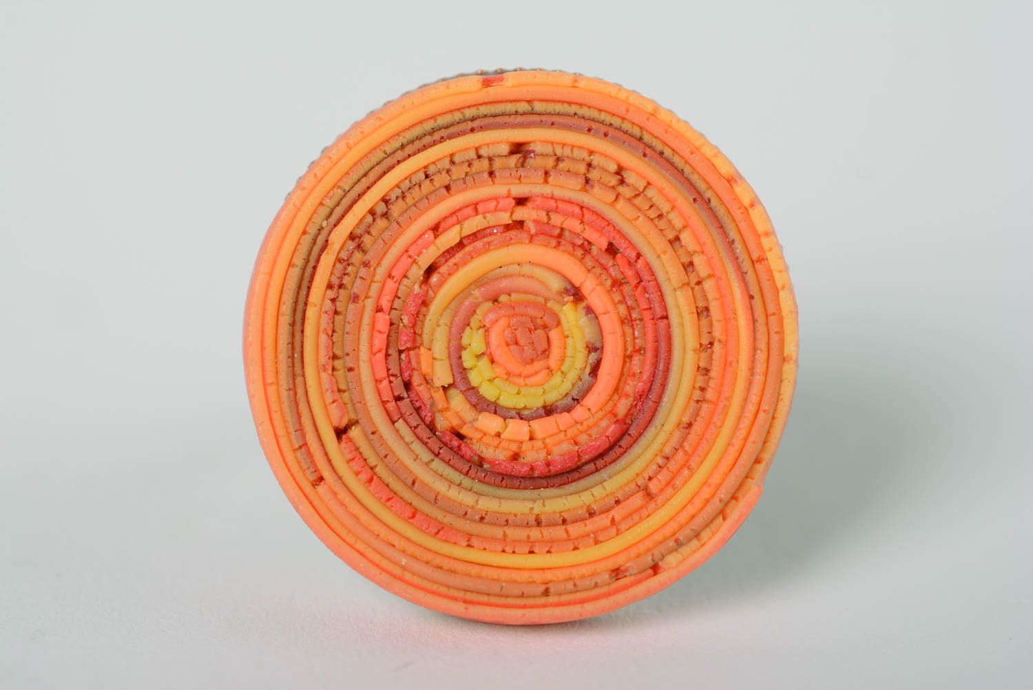 Anillo de arcilla polimérica artesanal anaranjado original con talla ajustable  foto 1