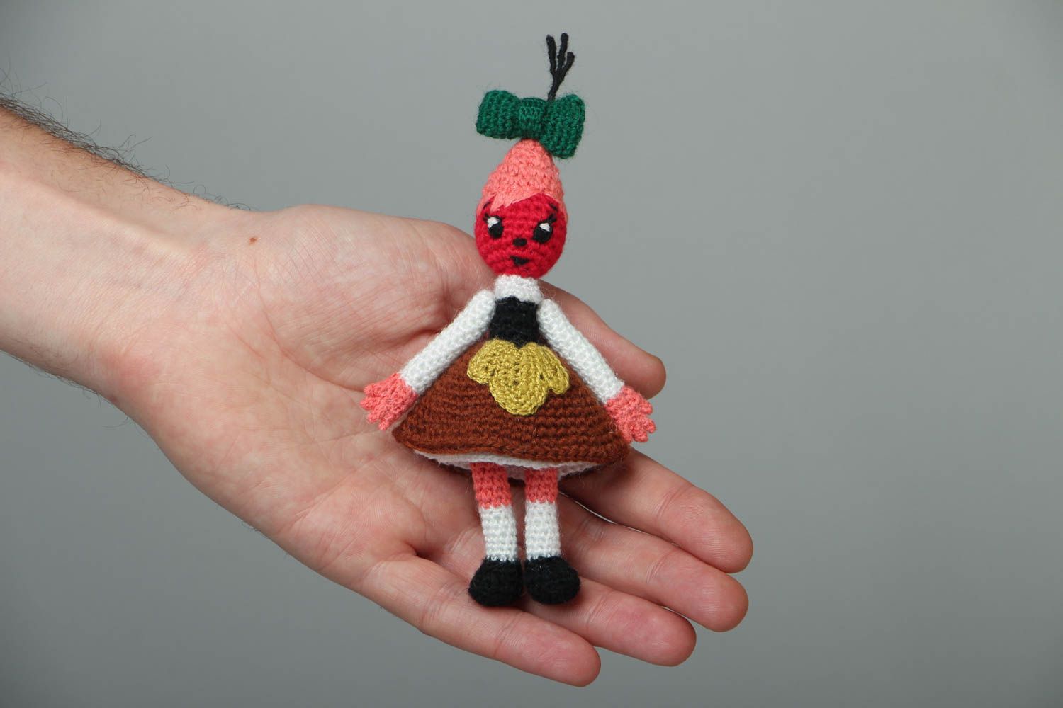 Poupée tricotée en laine faite main jouet original et pratique pour enfant photo 4