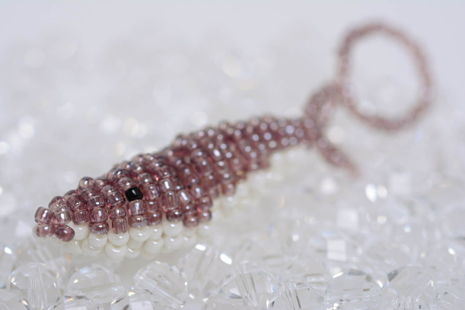 Handgemachter lila Schlüsselanhänger  aus Glasperlen in Form vom Tier originell foto 1