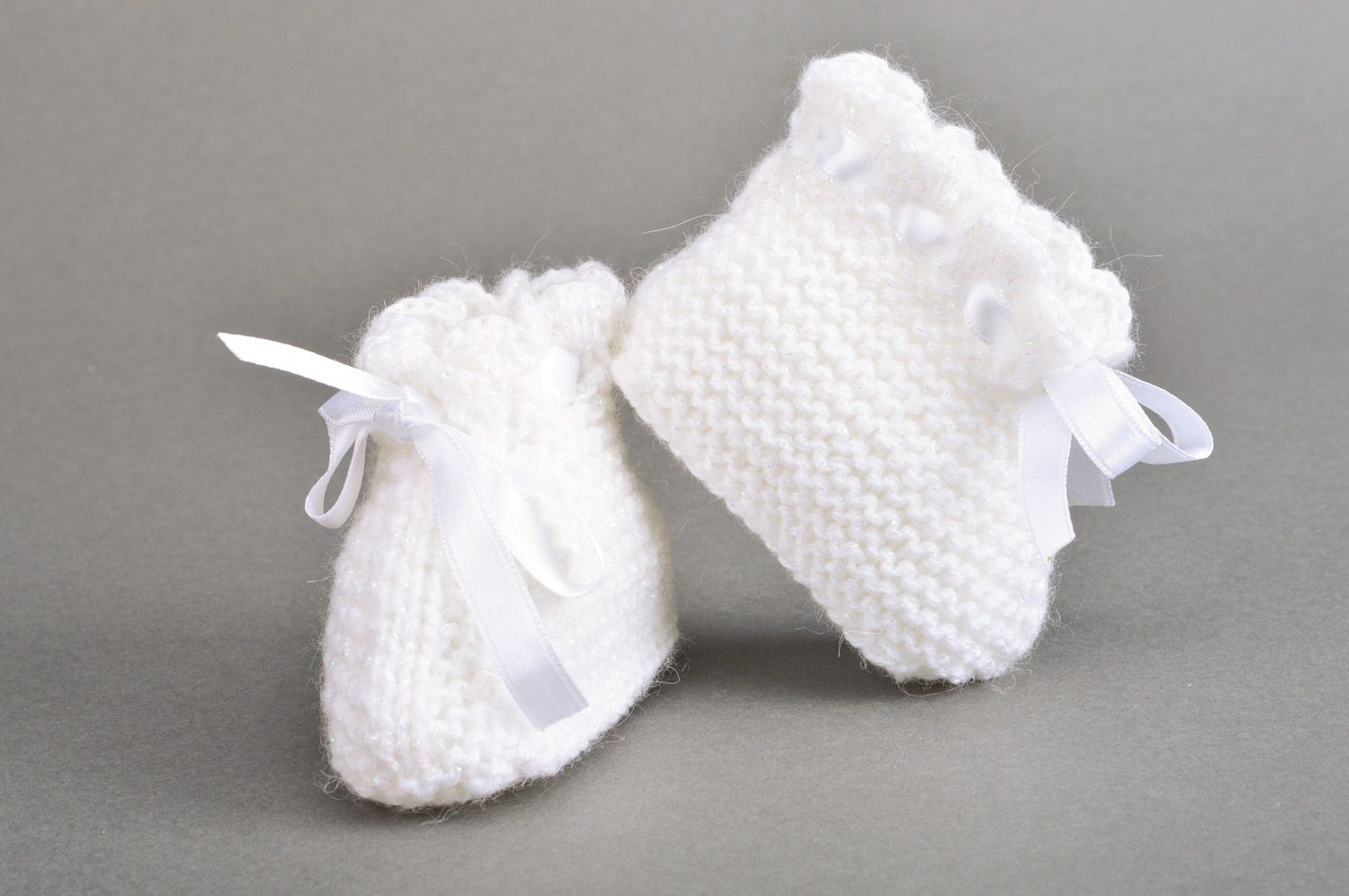 Chaussons de bébé tricotés blancs faits main avec noeuds en ruban pour fille  photo 5