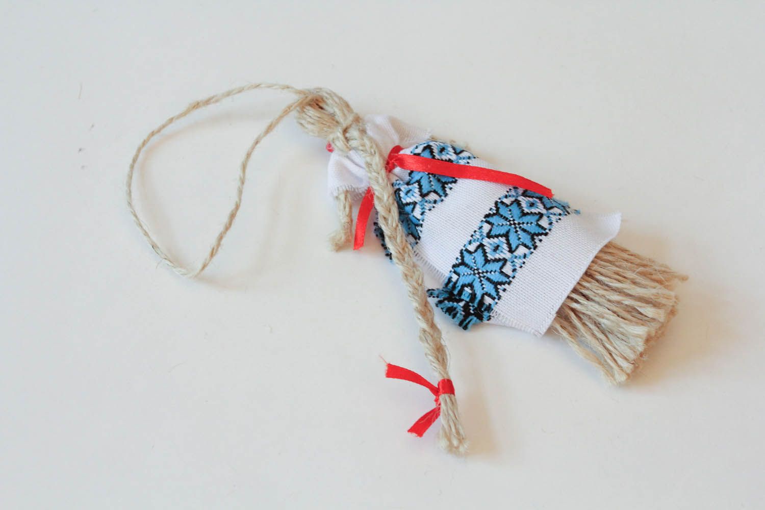 Boneca-motanka étnica protectora feita à mão de tecidos naturais de cor azul foto 4