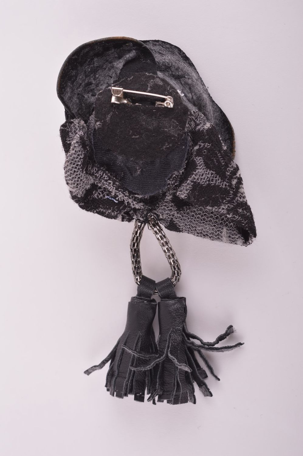 Broche fleur noire Bijou fait main en cuir et guipure Cadeau femme original photo 3
