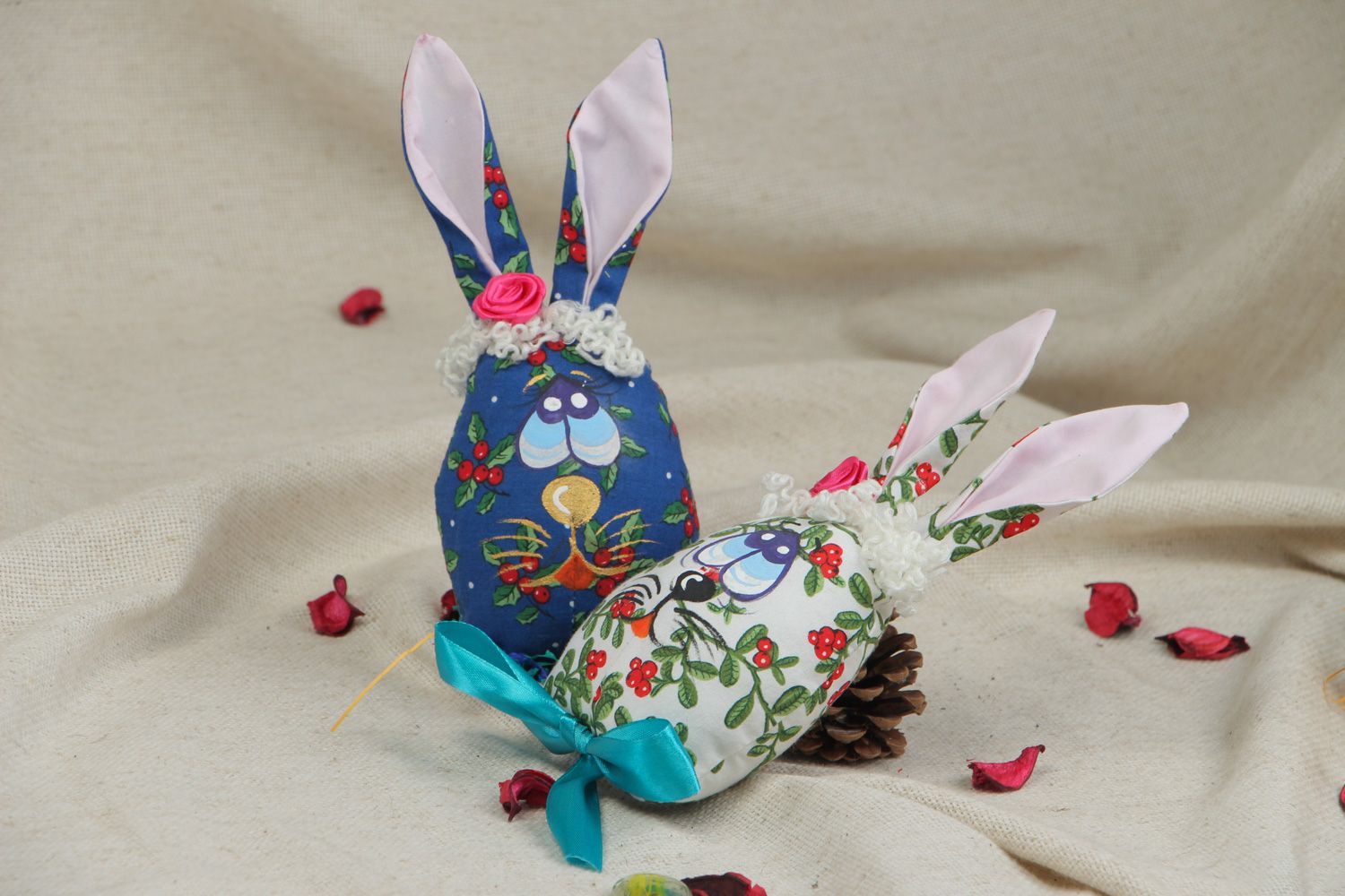 Poupées en tissu Lapins de Pâques faites main 2 pièces décorations de fête photo 5