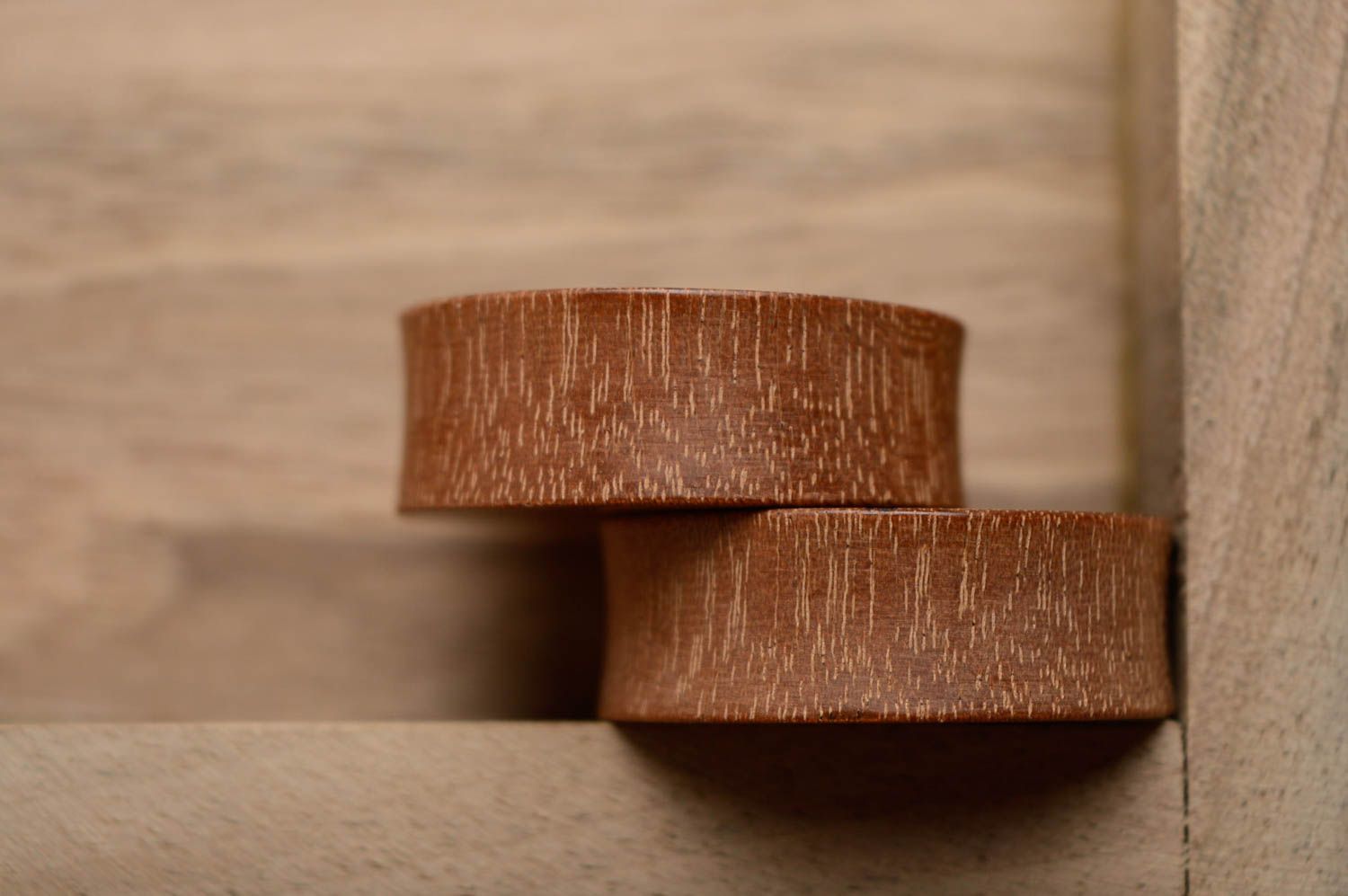 Piercing plugs faits main originaux en bois de sapelli accessoires avec gravure photo 2