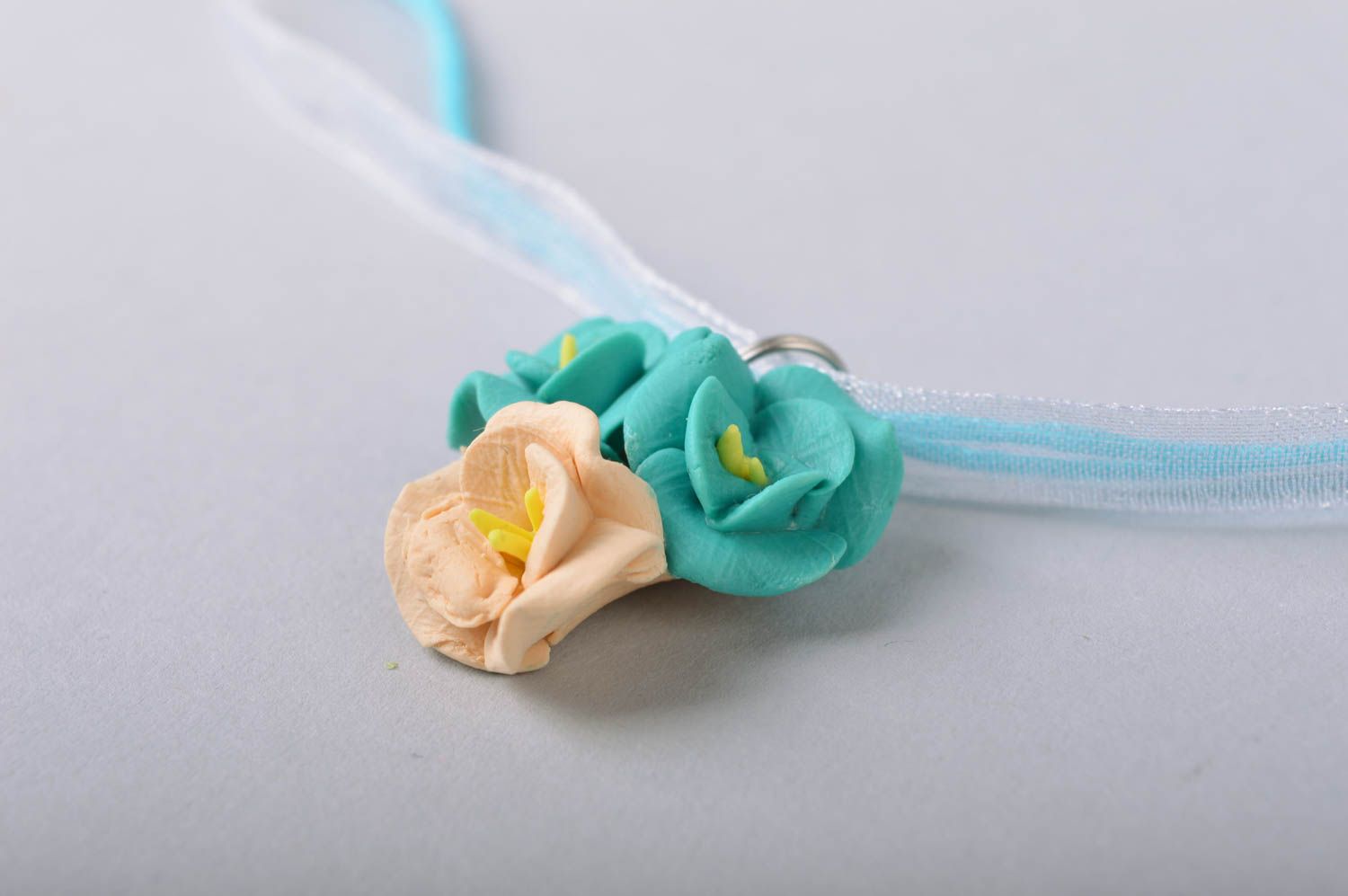 Pendentif bouquet de fleurs en porcelaine froide sur lacet bleu fait main photo 3