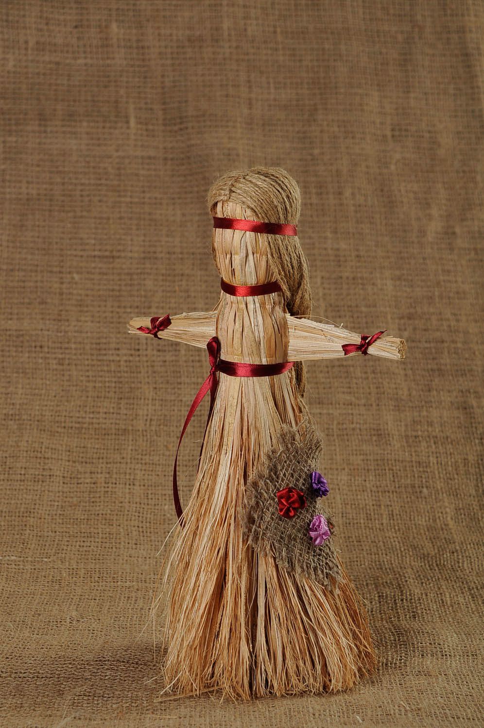 Muñeca-talismán decorada con arpillera foto 1