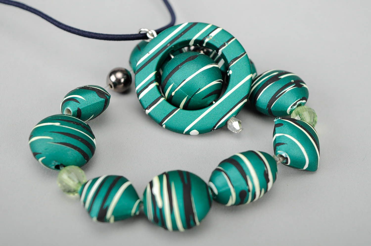 Jewelry set made of acrylic beads photo 1