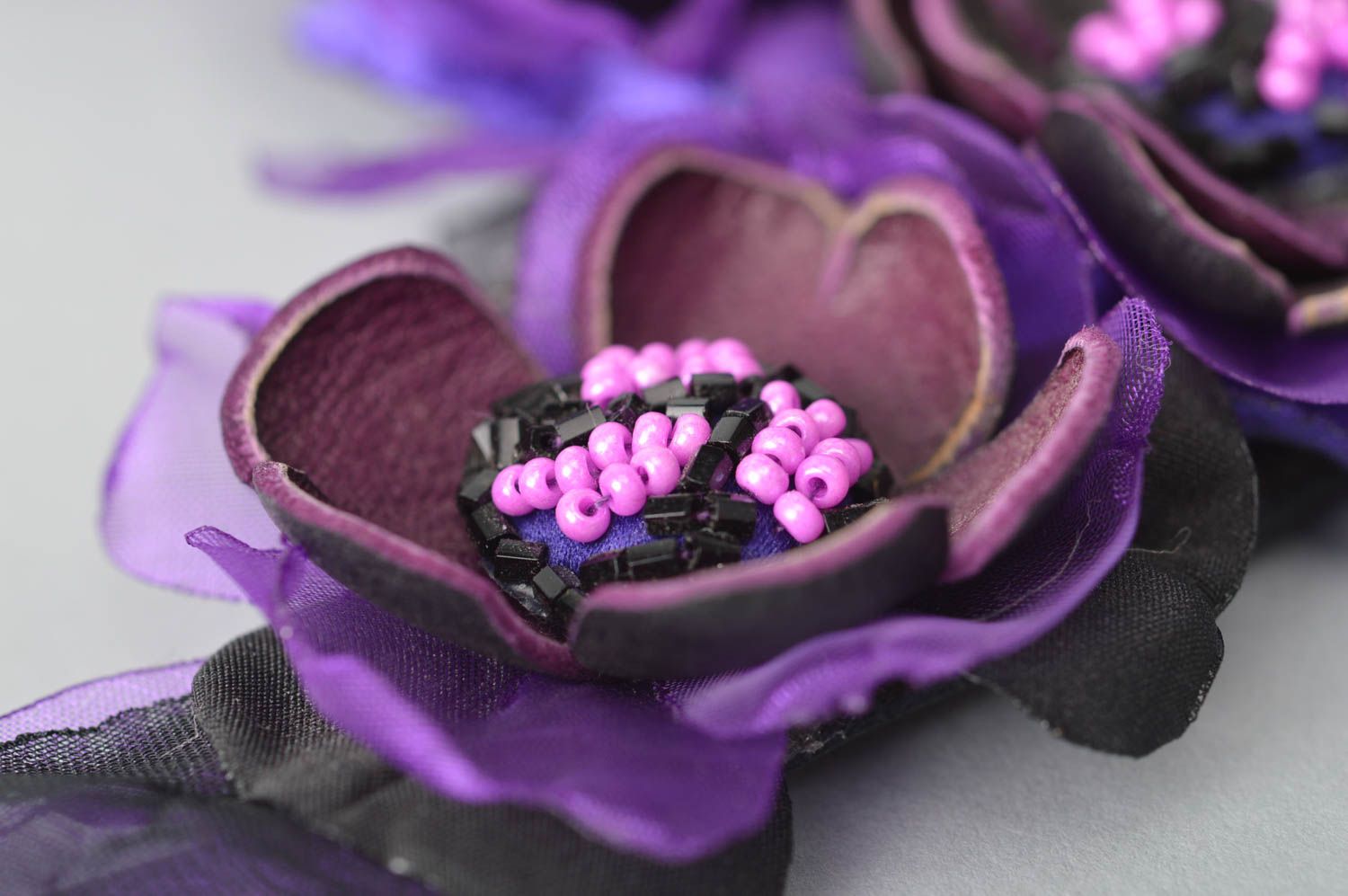 Collier fleurs violettes Bijou fait main en cuir et soie Cadeau pour femme photo 4