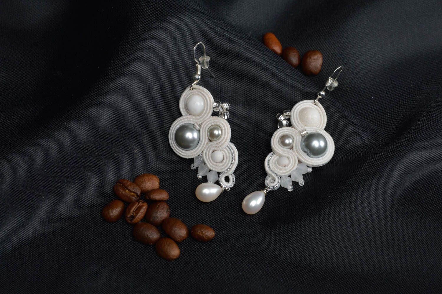Weiße schöne wundervolle handmade Soutache Ohrringe mit Perlen für Damen foto 1