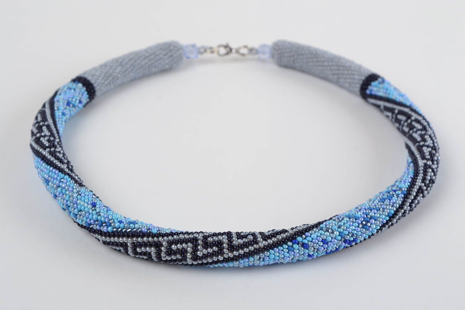 Голубое ожерелье из бисера ручной работы с геометрическим орнаментом красивое фото 3