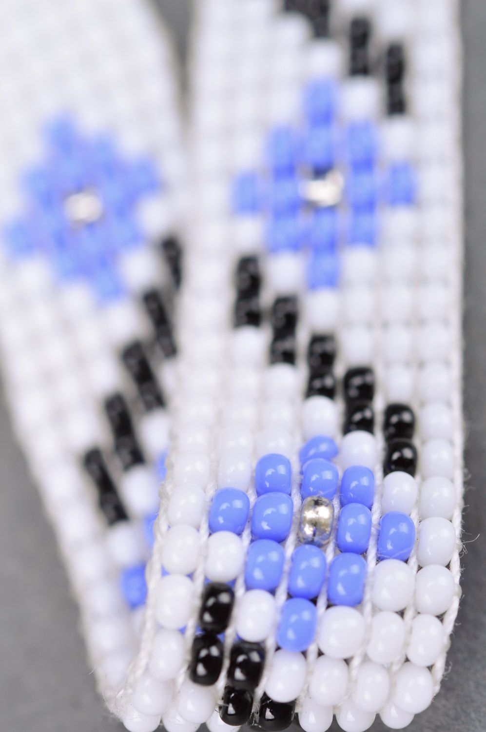 Плетеный браслет на руку из бисера ручной работы белый с голубыми цветами фото 4