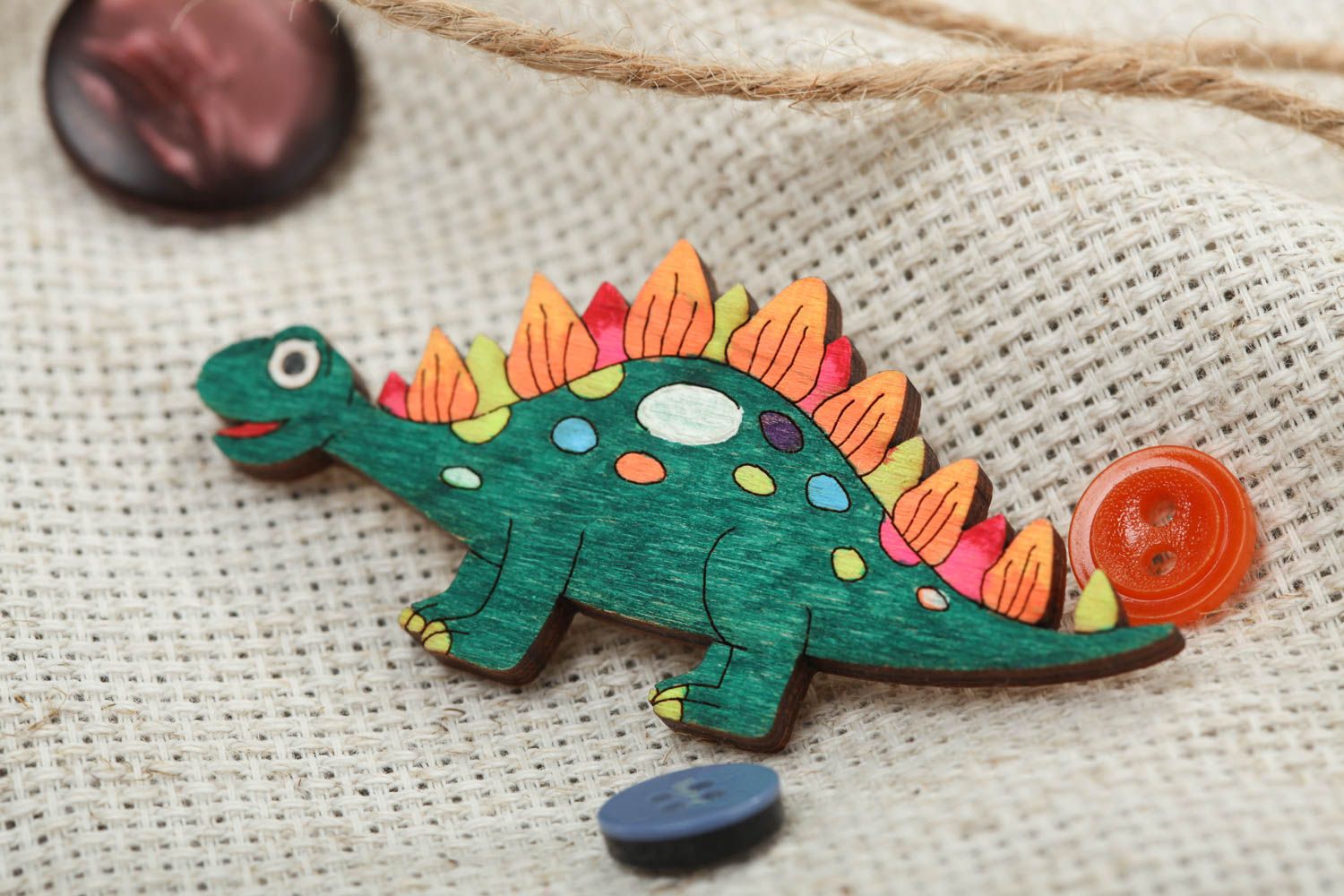 Broche artesanal de chapa de madera pintado con acrílicos infantil Dinosaurio foto 1