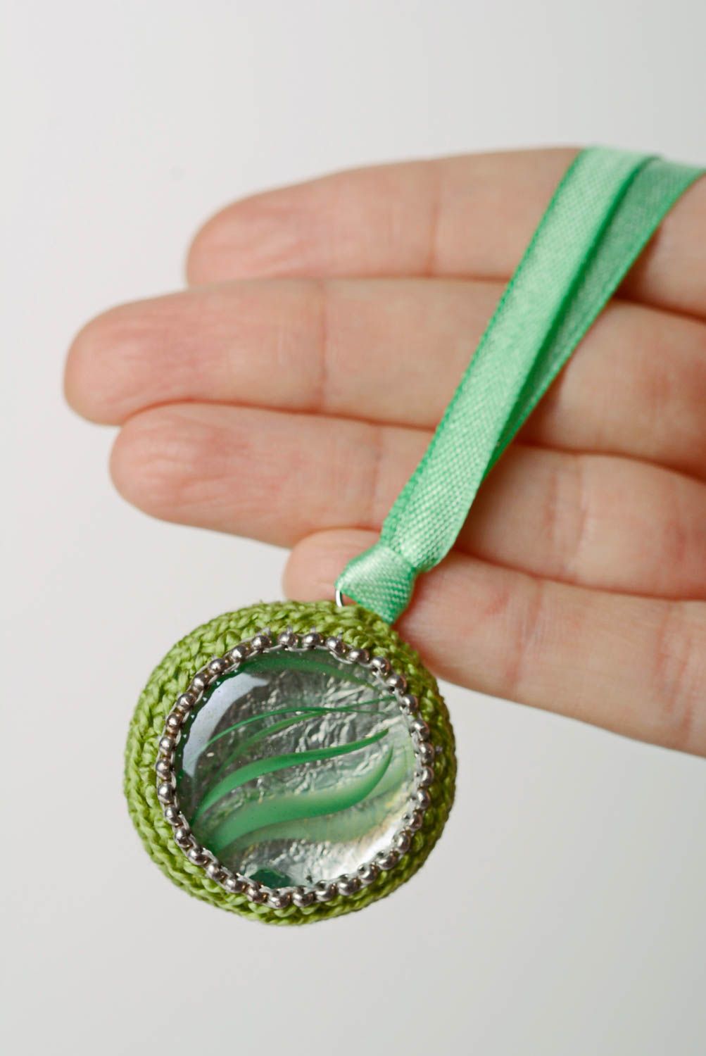 Handmade green glass button pendant crochet over with cotton threads and equipped with ribbon photo 3