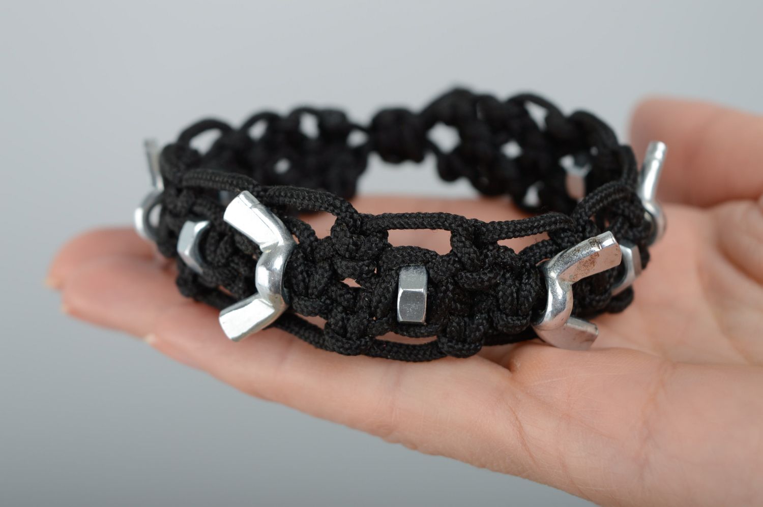 Bracelet en macramé lacet noir en polyester et éléments en métal fait main photo 3