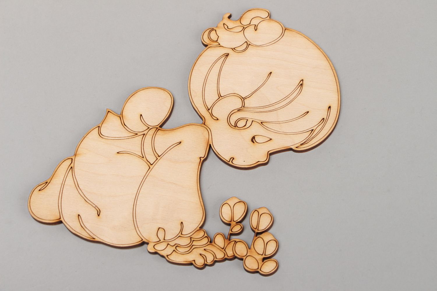 Forme en bois brut faite main à décorer Fille avec fleurs  photo 1