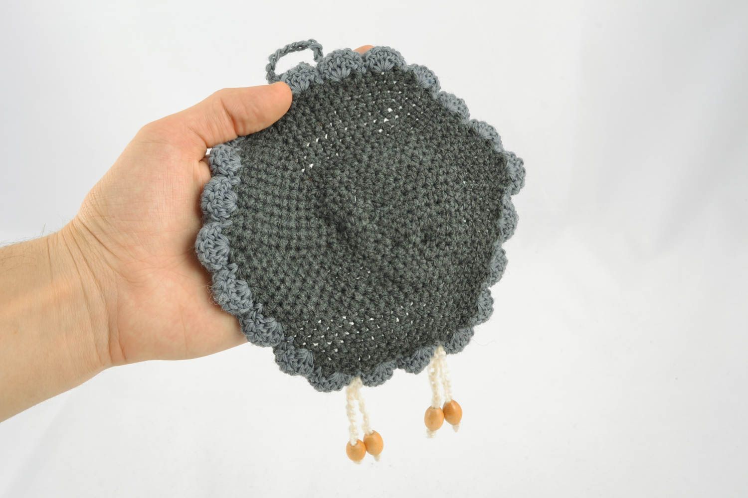 Jouet de suspension fait main gris joli original tricoté au crochet Brebis photo 4