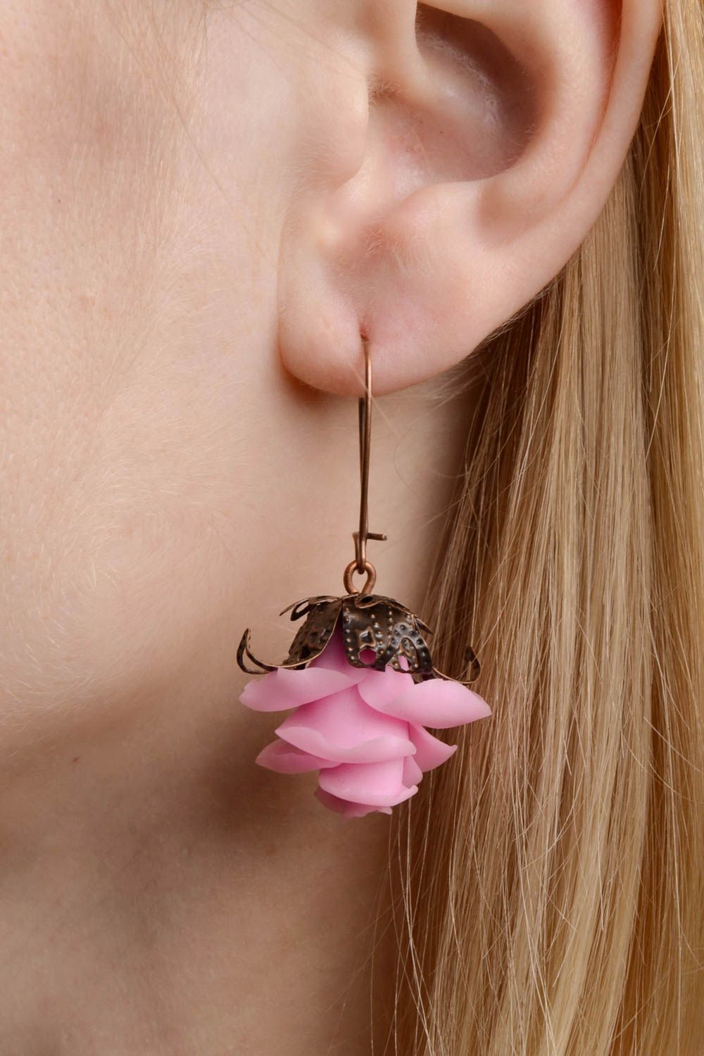 Boucles d'oreilles fleurs roses en pâte polymère pendantes faites main photo 2