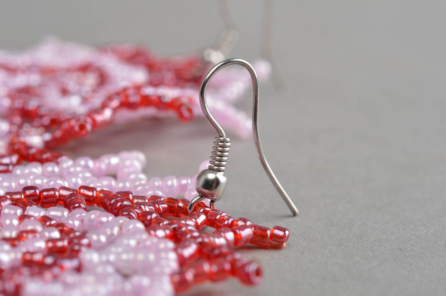 Boucles d'oreilles en perles de rocaille faites main rouge rose pendantes photo 4