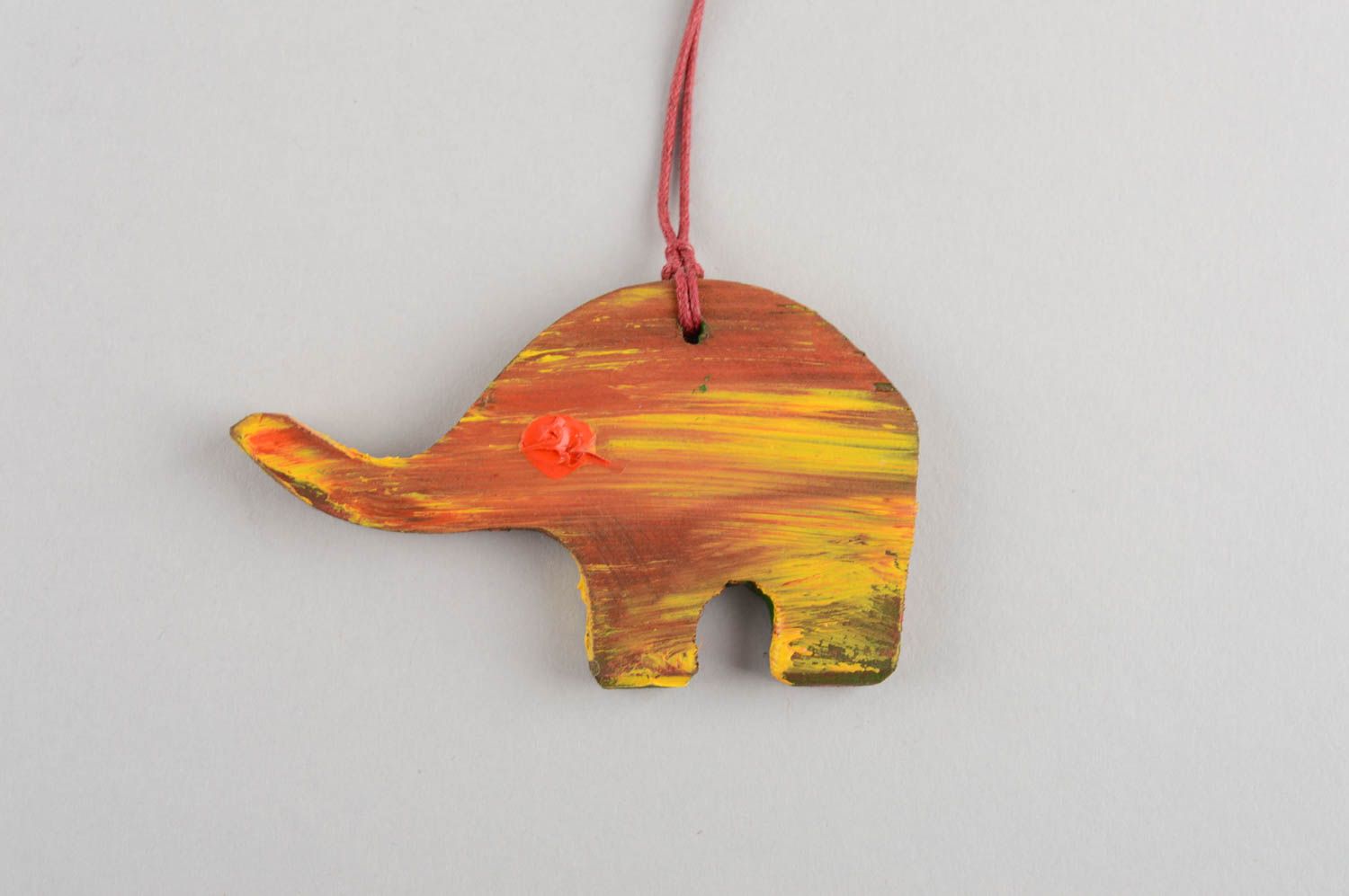 Pingente de madeira na forma de um elefante pintado com tintas acrílicas foto 4