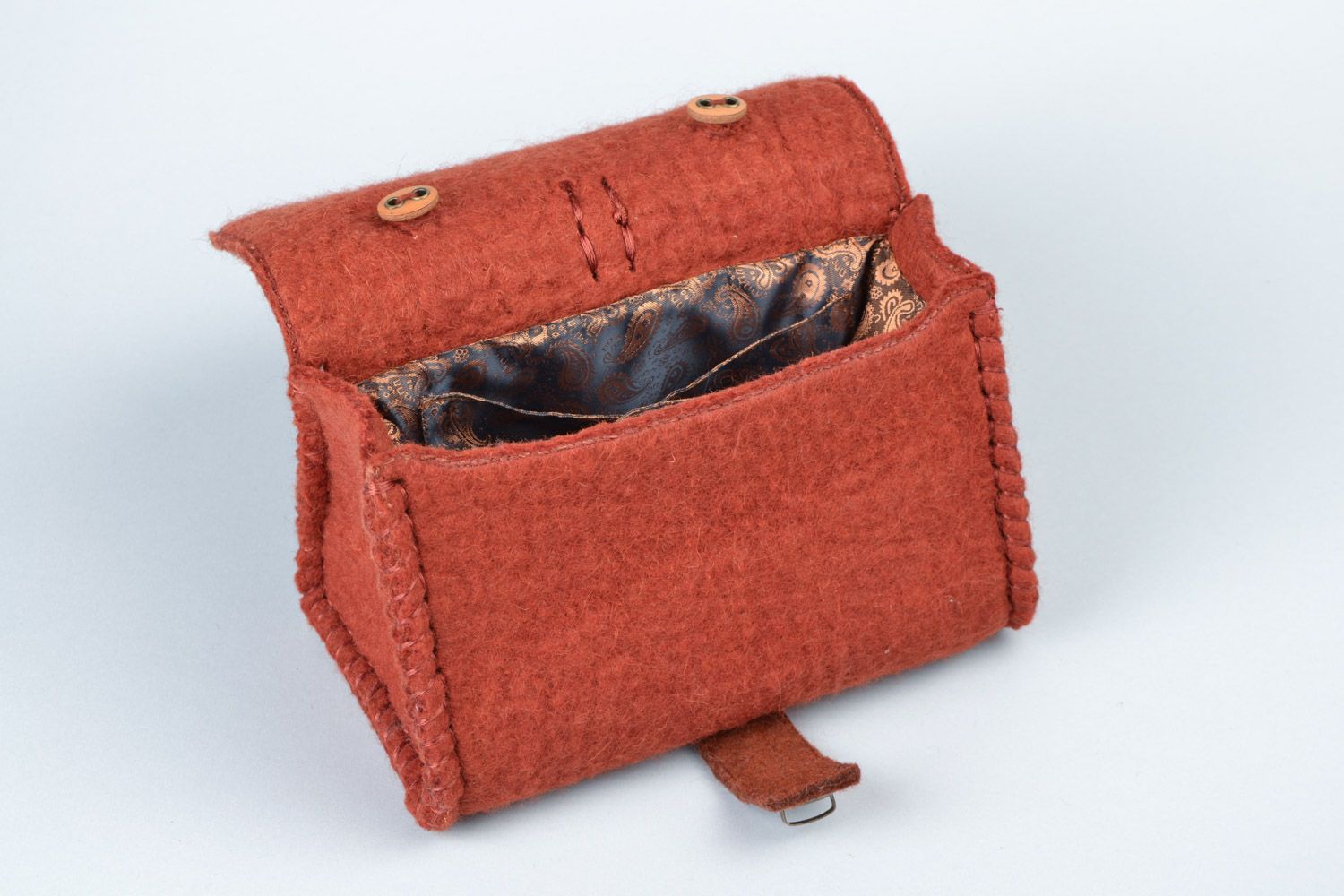 Небольшая сумочка в технике валяния из шерсти коричневая ручной работы фото 4