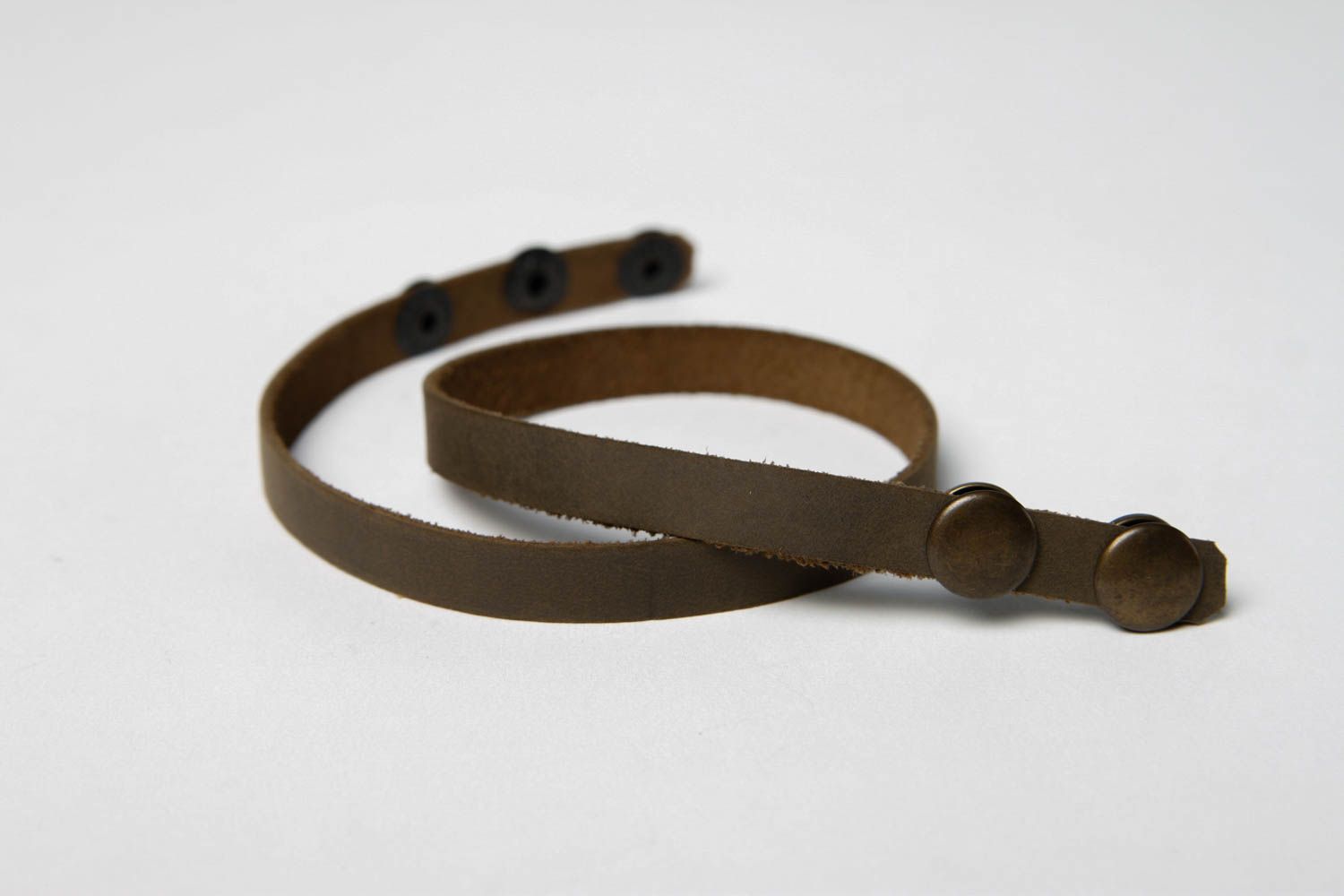 Bracelet cuir Bijou fait main brun boutons en métal Accessoire en cuir design photo 4