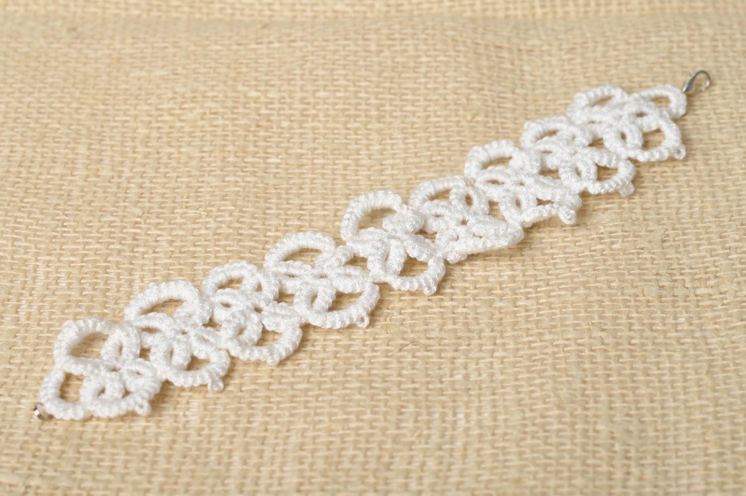 Bracelet textile Bijou fait main au crochet blanc Accessoire femme design photo 2