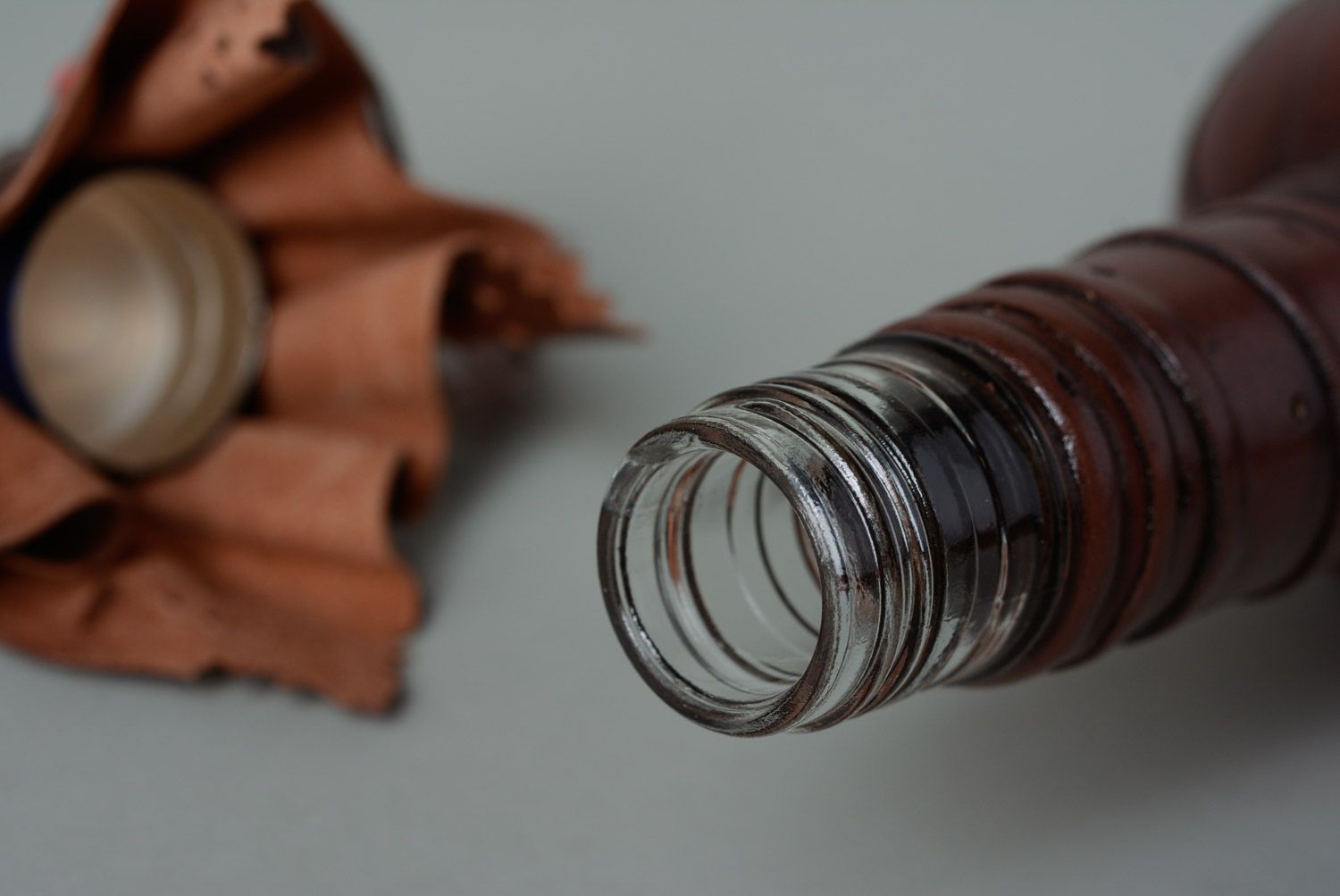 Маленькая стеклянная бутылка декорированная кожей коричневая ручной работы 500 мл фото 2