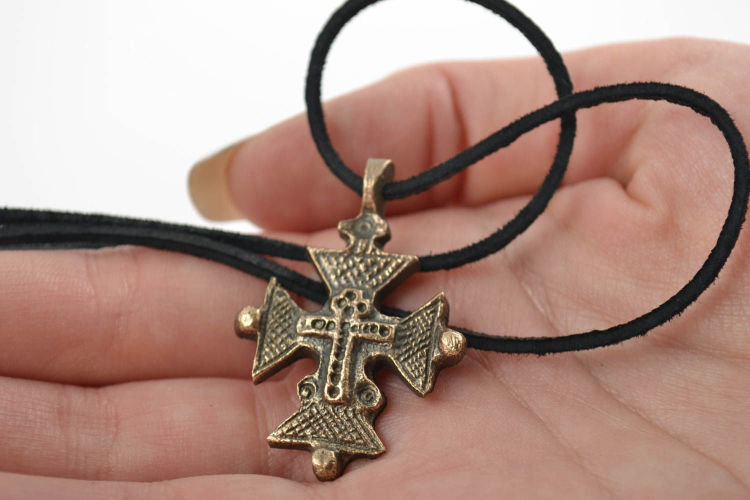 Croix pectorale en bronze sans crucifix avec cordelette noire faite main photo 2