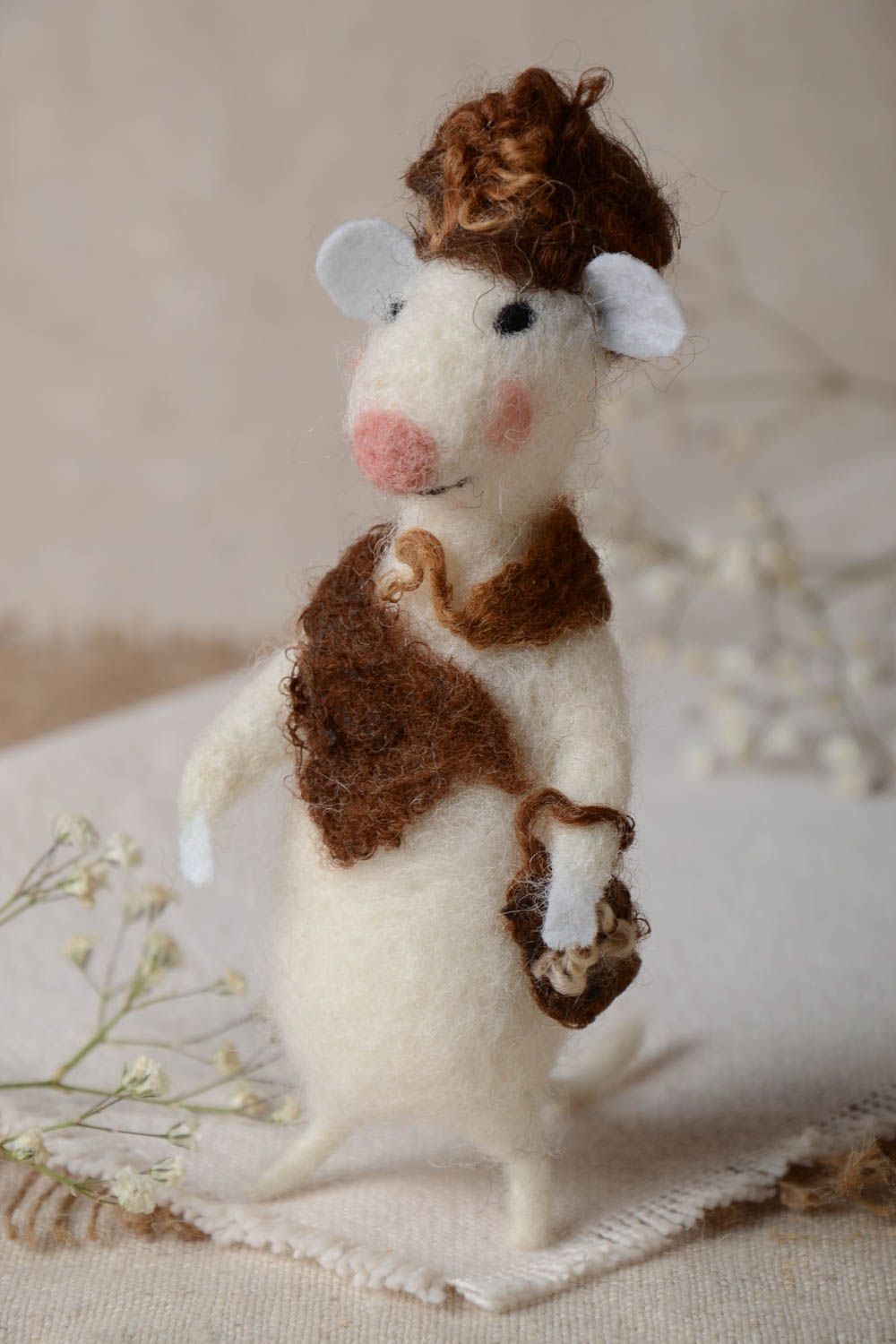 Авторская игрушка для дома из натуральной шерсти валяная красивая Белая крыска фото 1