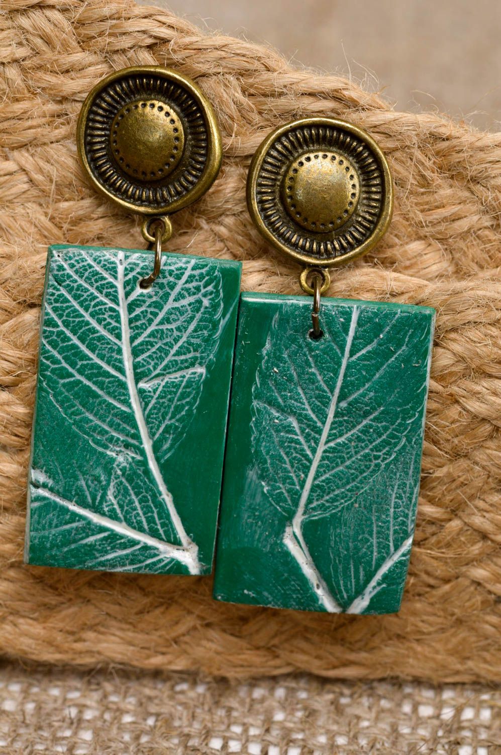 Модные серьги украшение ручной работы сережки-гвоздики из пластики зеленые фото 1