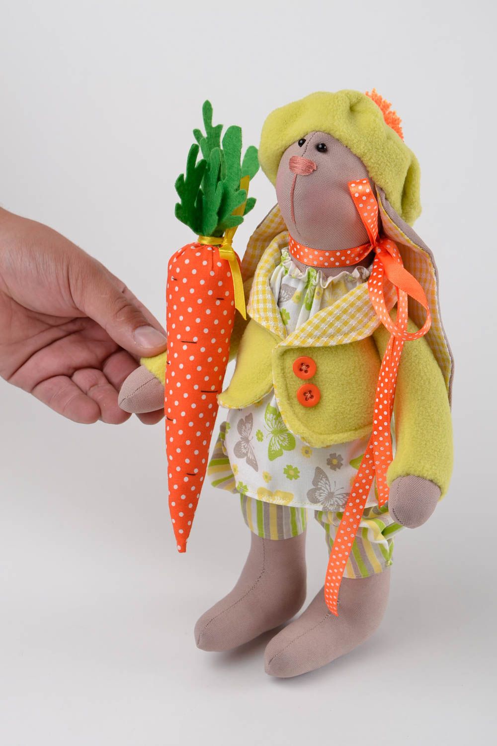 Peluche Lapin en tissu faite main avec carotte Décoration d'intérieur originale photo 1